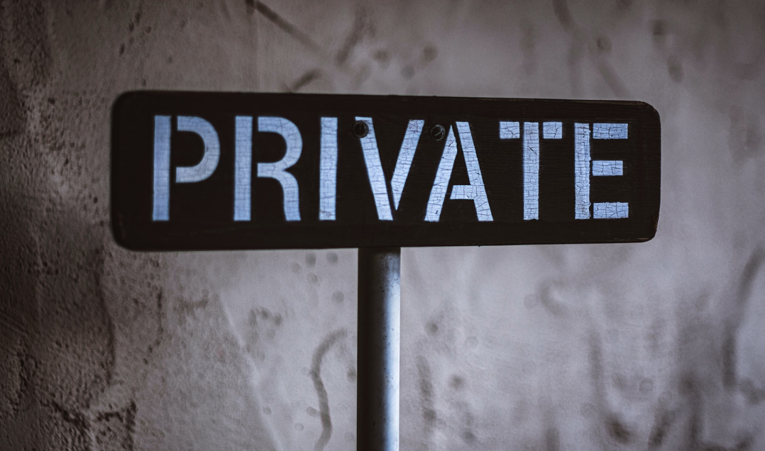 ZZP’ers en eigenaren van eenmanszaken, hebben vaak geen algemene receptie. Zo gebruiken zij vaak hun mobiele nummer zowel zakelijk als privé. Dat nummer staat online. Soms is dat helemaal niet erg. Het gebeurt wel vaker dat werk en privé door elkaar heen loopt als ZZP’er. Maar dat je privéwoonadres overal zichtbaar is, kan soms ongewenst zijn. Als je bijvoorbeeld in bepaalde sectoren werkzaam bent, zoals de GGZ of de jeugdzorg. Privacy kan dan ook zeker een reden zijn voor het afschermen van je adres bij de KvK. Als ZZP’er je adres afschermen bij de KvK en uit het Handelsregister halen. Hoe je je adres kunt afschermen bij de KvK wordt in dit blog uitgelegd.